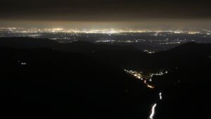 Dieses Bild zeigt eine Webcam-Aufnahme vom Achertal, aufgenommen am Montag, den 13.10.2025 um 21:30 Uhr. Die Temperatur betrug 6.6°C.