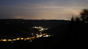Dieses Bild zeigt eine Webcam-Aufnahme vom Achertal, aufgenommen am Donnerstag, den 27.08.2026 um 05:20 Uhr. Die Temperatur betrug 22.9°C.