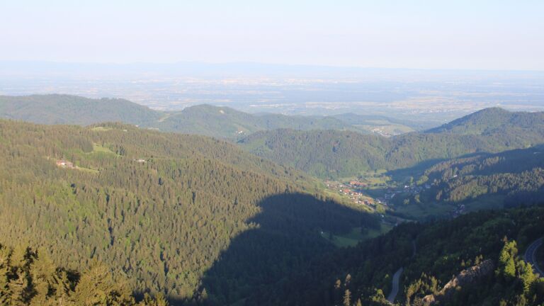 Dieses Bild zeigt eine Webcam-Aufnahme vom Achertal, aufgenommen am Montag, den 12.05.2025 um 07:10 Uhr. Die Temperatur betrug 13.2°C.
