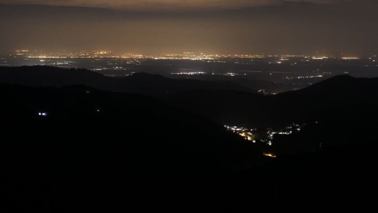 Dieses Bild zeigt eine Webcam-Aufnahme vom Achertal, aufgenommen am Samstag, den 21.03.2026 um 01:30 Uhr. Die Temperatur betrug 4.8°C.