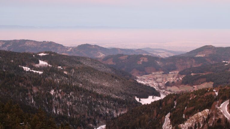 Dieses Bild zeigt eine Webcam-Aufnahme vom Achertal, aufgenommen am Sonntag, den 23.11.2025 um 07:40 Uhr. Die Temperatur betrug -2.6°C.