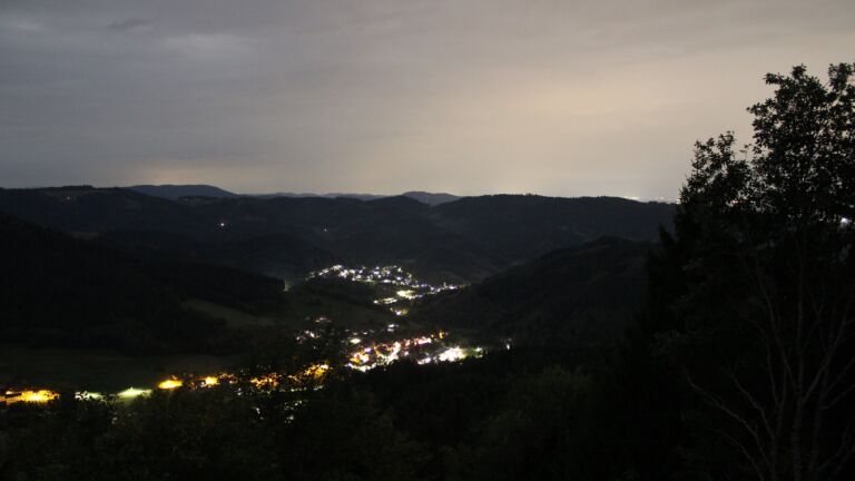 Dieses Bild zeigt eine Webcam-Aufnahme vom Achertal, aufgenommen am Donnerstag, den 01.10.2026 um 05:00 Uhr. Die Temperatur betrug 18.7°C.