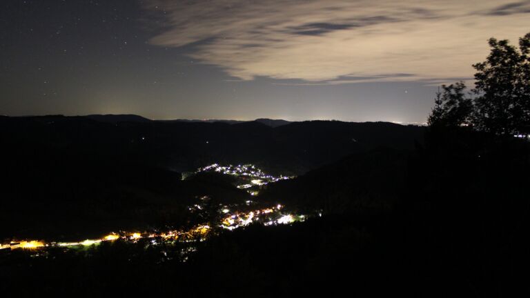 Dieses Bild zeigt eine Webcam-Aufnahme vom Achertal, aufgenommen am Dienstag, den 13.10.2026 um 05:00 Uhr. Die Temperatur betrug 10.7°C.