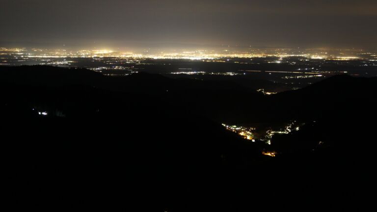 Dieses Bild zeigt eine Webcam-Aufnahme vom Achertal, aufgenommen am Dienstag, den 11.11.2025 um 22:30 Uhr. Die Temperatur betrug 8°C.