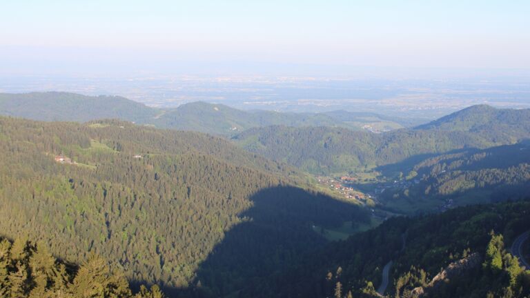 Dieses Bild zeigt eine Webcam-Aufnahme vom Achertal, aufgenommen am Sonntag, den 11.05.2025 um 07:10 Uhr. Die Temperatur betrug 9.8°C.