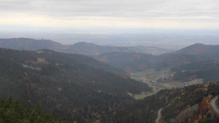 Dieses Bild zeigt eine Webcam-Aufnahme vom Achertal, aufgenommen am Samstag, den 01.11.2025 um 14:50 Uhr. Die Temperatur betrug 11.5°C.