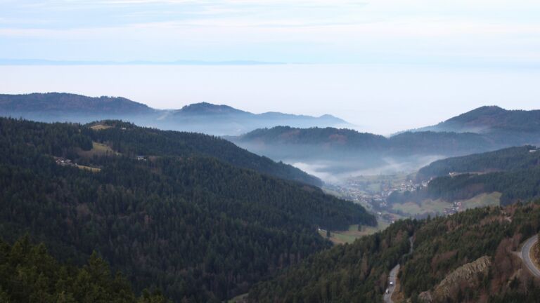 Dieses Bild zeigt eine Webcam-Aufnahme vom Achertal, aufgenommen am Dienstag, den 16.12.2025 um 09:10 Uhr. Die Temperatur betrug 9.9°C.