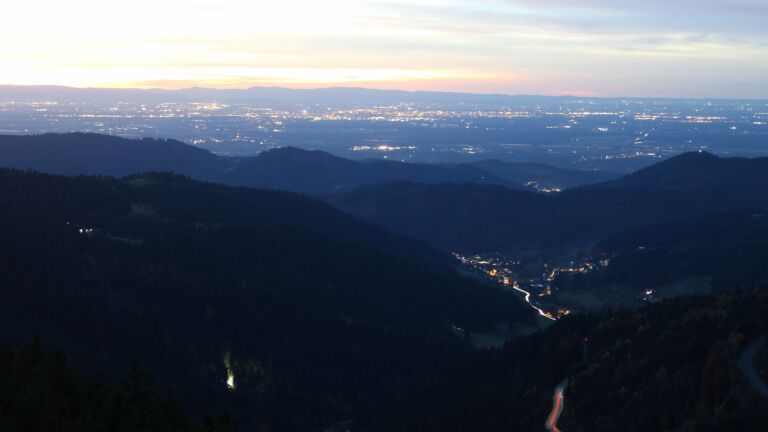 Dieses Bild zeigt eine Webcam-Aufnahme vom Achertal, aufgenommen am Donnerstag, den 30.10.2025 um 17:50 Uhr. Die Temperatur betrug 6.8°C.