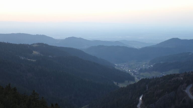 Dieses Bild zeigt eine Webcam-Aufnahme vom Achertal, aufgenommen am Donnerstag, den 26.02.2026 um 18:20 Uhr. Die Temperatur betrug 11.1°C.