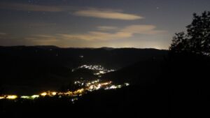 Dieses Bild zeigt eine Webcam-Aufnahme vom Achertal, aufgenommen am Dienstag, den 07.07.2026 um 23:40 Uhr. Die Temperatur betrug 20.8°C.