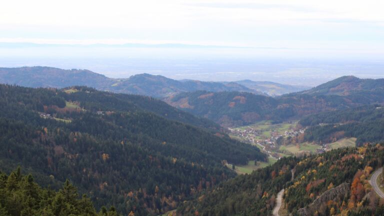 Dieses Bild zeigt eine Webcam-Aufnahme vom Achertal, aufgenommen am Freitag, den 31.10.2025 um 15:00 Uhr. Die Temperatur betrug 11.1°C.