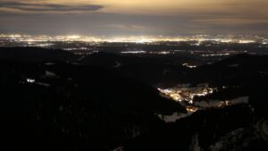 Dieses Bild zeigt eine Webcam-Aufnahme vom Achertal, aufgenommen am Montag, den 12.01.2026 um 22:00 Uhr. Die Temperatur betrug 4.3°C.