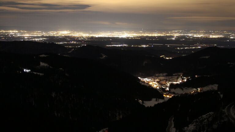 Dieses Bild zeigt eine Webcam-Aufnahme vom Achertal, aufgenommen am Montag, den 12.01.2026 um 22:00 Uhr. Die Temperatur betrug 4.3°C.