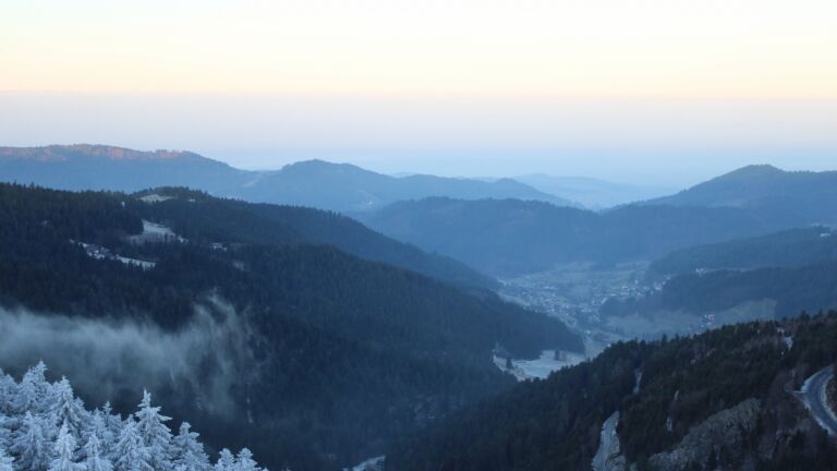 Dieses Bild zeigt eine Webcam-Aufnahme vom Achertal, aufgenommen am Freitag, den 26.12.2025 um 08:40 Uhr. Die Temperatur betrug 0.3°C.