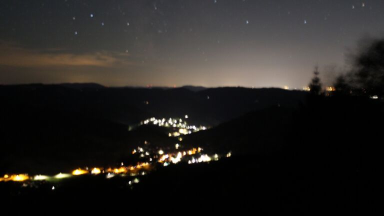 Dieses Bild zeigt eine Webcam-Aufnahme vom Achertal, aufgenommen am Sonntag, den 09.08.2026 um 01:00 Uhr. Die Temperatur betrug 23.7°C.