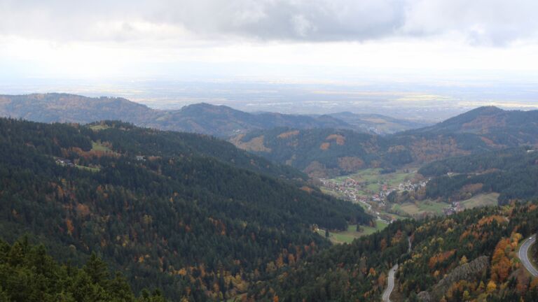 Dieses Bild zeigt eine Webcam-Aufnahme vom Achertal, aufgenommen am Freitag, den 24.10.2025 um 13:40 Uhr. Die Temperatur betrug 2.1°C.