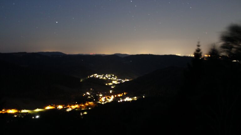 Dieses Bild zeigt eine Webcam-Aufnahme vom Achertal, aufgenommen am Donnerstag, den 13.08.2026 um 04:50 Uhr. Die Temperatur betrug 22.6°C.