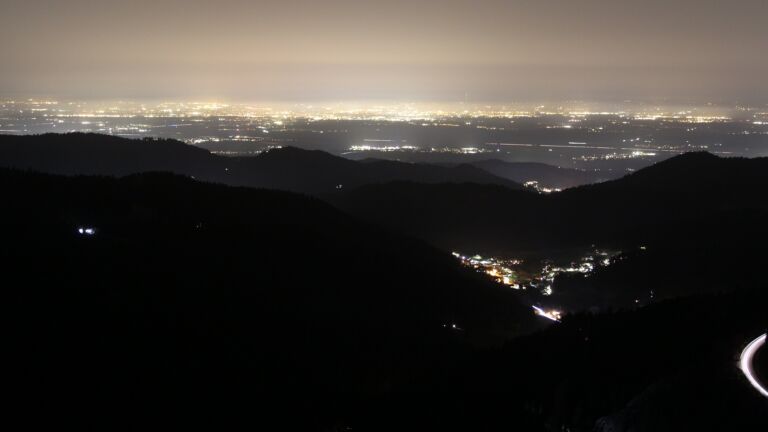 Dieses Bild zeigt eine Webcam-Aufnahme vom Achertal, aufgenommen am Freitag, den 06.03.2026 um 19:50 Uhr. Die Temperatur betrug 10.6°C.