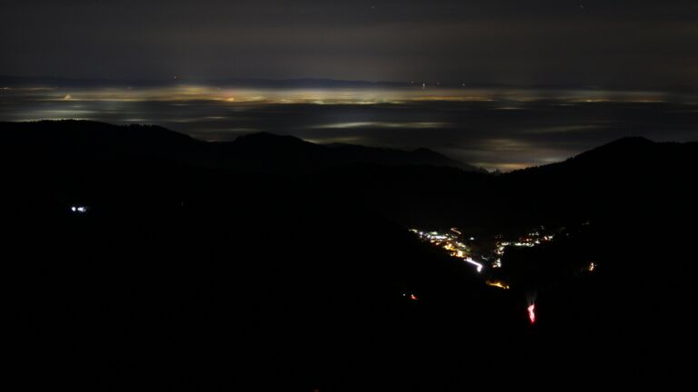 Dieses Bild zeigt eine Webcam-Aufnahme vom Achertal, aufgenommen am Dienstag, den 16.12.2025 um 05:00 Uhr. Die Temperatur betrug 9.9°C.