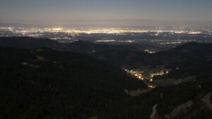 Dieses Bild zeigt eine Webcam-Aufnahme vom Achertal, aufgenommen am Sonntag, den 01.03.2026 um 19:40 Uhr. Die Temperatur betrug 4.7°C.