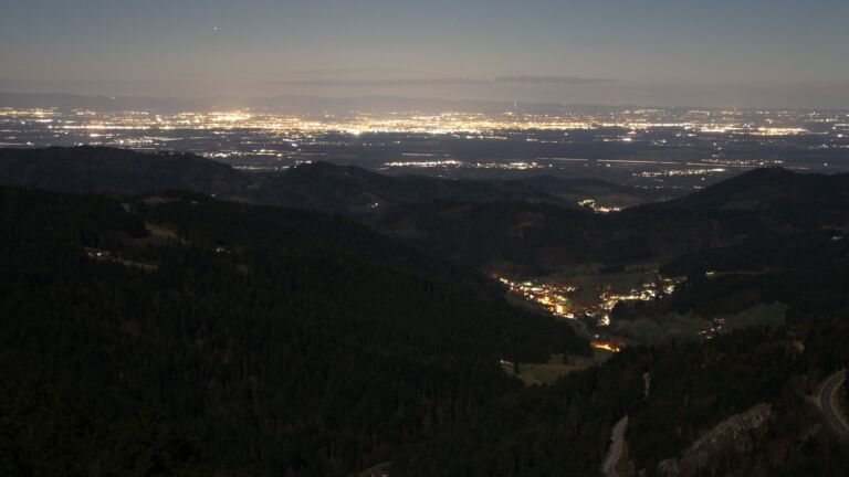 Dieses Bild zeigt eine Webcam-Aufnahme vom Achertal, aufgenommen am Sonntag, den 01.03.2026 um 19:40 Uhr. Die Temperatur betrug 4.7°C.