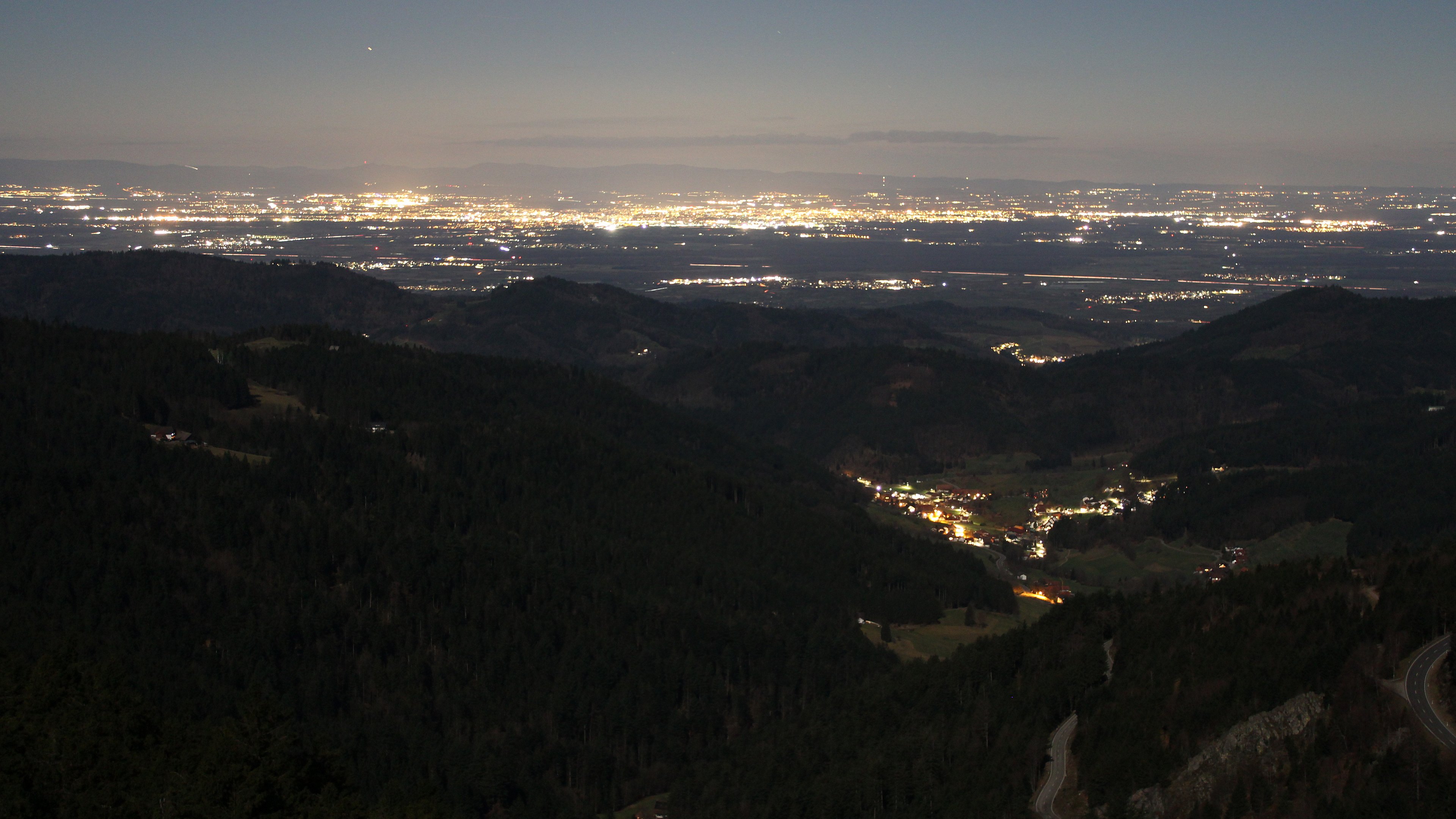 Dieses Bild zeigt eine Webcam-Aufnahme vom Achertal, aufgenommen am Sonntag, den 01.03.2026 um 19:40 Uhr. Die Temperatur betrug 4.7°C.