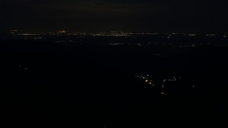 Dieses Bild zeigt eine Webcam-Aufnahme vom Achertal, aufgenommen am Freitag, den 09.05.2025 um 04:30 Uhr. Die Temperatur betrug 2.8°C.