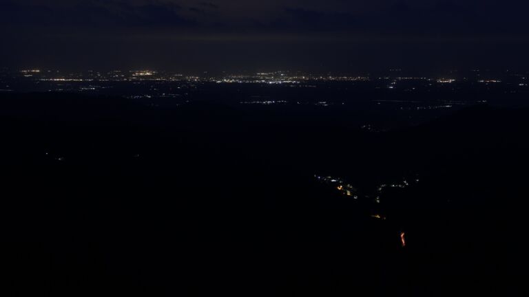 Dieses Bild zeigt eine Webcam-Aufnahme vom Achertal, aufgenommen am Freitag, den 23.05.2025 um 04:20 Uhr. Die Temperatur betrug 3.9°C.