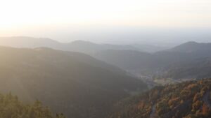 Dieses Bild zeigt eine Webcam-Aufnahme vom Achertal, aufgenommen am Samstag, den 18.10.2025 um 18:00 Uhr. Die Temperatur betrug 6.6°C.