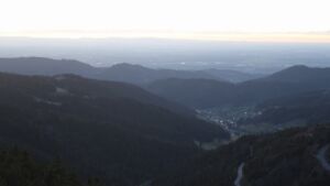 Dieses Bild zeigt eine Webcam-Aufnahme vom Achertal, aufgenommen am Sonntag, den 01.03.2026 um 18:30 Uhr. Die Temperatur betrug 7°C.