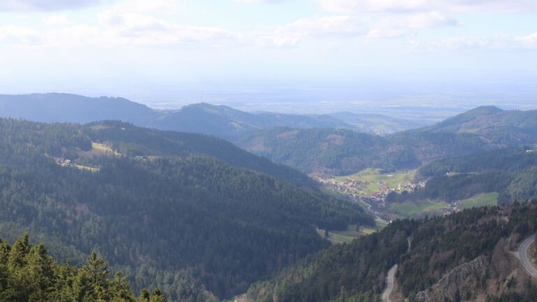 Dieses Bild zeigt eine Webcam-Aufnahme vom Achertal, aufgenommen am Donnerstag, den 12.03.2026 um 14:10 Uhr. Die Temperatur betrug 5.4°C.