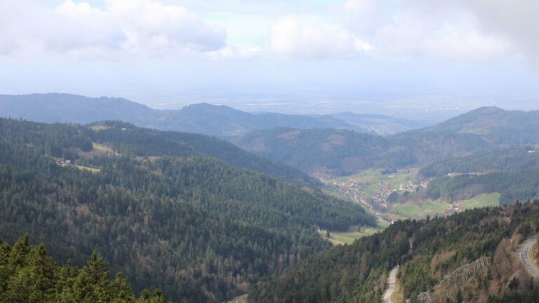 Dieses Bild zeigt eine Webcam-Aufnahme vom Achertal, aufgenommen am Dienstag, den 17.03.2026 um 12:30 Uhr. Die Temperatur betrug 7.8°C.