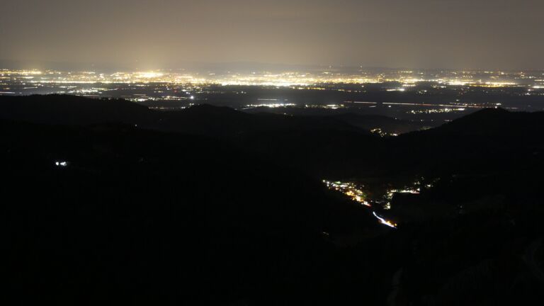 Dieses Bild zeigt eine Webcam-Aufnahme vom Achertal, aufgenommen am Donnerstag, den 13.11.2025 um 05:50 Uhr. Die Temperatur betrug 15.9°C.