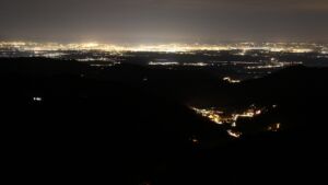 Dieses Bild zeigt eine Webcam-Aufnahme vom Achertal, aufgenommen am Dienstag, den 09.12.2025 um 21:30 Uhr. Die Temperatur betrug 10.2°C.