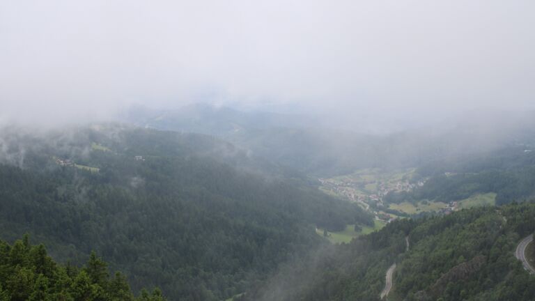 Dieses Bild zeigt eine Webcam-Aufnahme vom Achertal, aufgenommen am Samstag, den 07.06.2025 um 15:50 Uhr. Die Temperatur betrug 10.2°C.