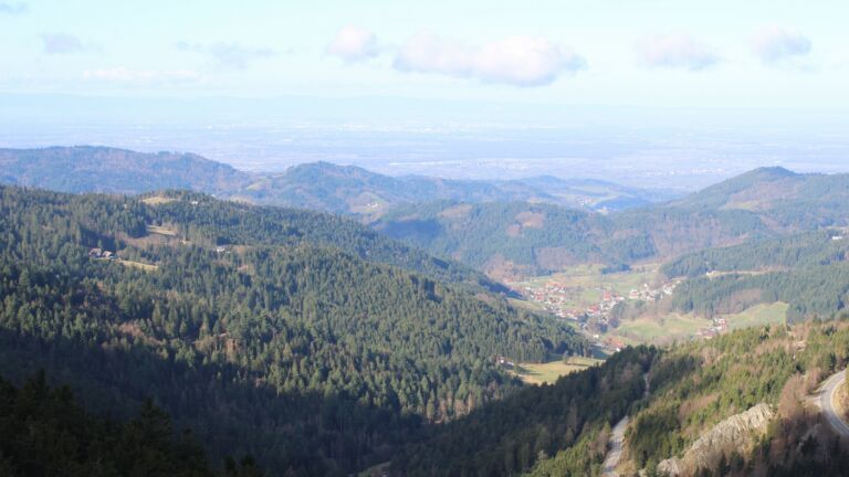 Dieses Bild zeigt eine Webcam-Aufnahme vom Achertal, aufgenommen am Sonntag, den 01.03.2026 um 10:10 Uhr. Die Temperatur betrug 4.4°C.