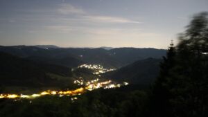 Dieses Bild zeigt eine Webcam-Aufnahme vom Achertal, aufgenommen am Samstag, den 23.05.2026 um 23:30 Uhr. Die Temperatur betrug 20.9°C.