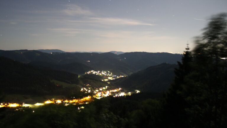 Dieses Bild zeigt eine Webcam-Aufnahme vom Achertal, aufgenommen am Samstag, den 23.05.2026 um 23:30 Uhr. Die Temperatur betrug 20.9°C.