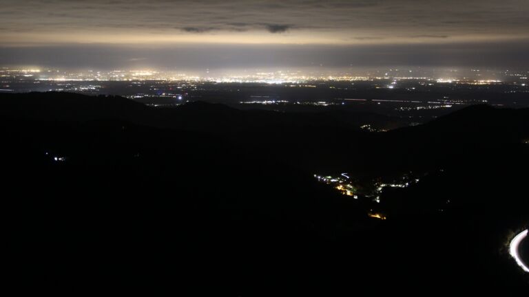 Dieses Bild zeigt eine Webcam-Aufnahme vom Achertal, aufgenommen am Samstag, den 18.10.2025 um 00:30 Uhr. Die Temperatur betrug 5.6°C.