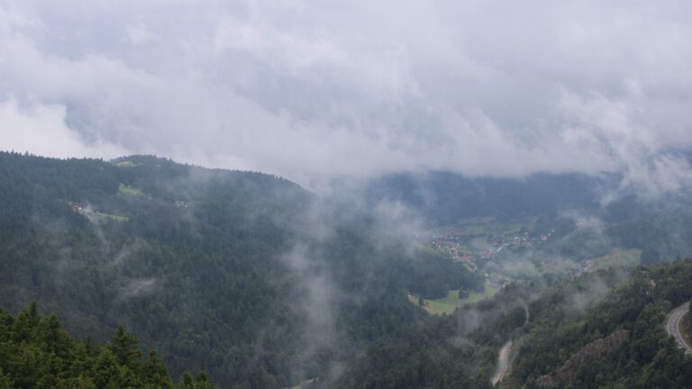 Dieses Bild zeigt eine Webcam-Aufnahme vom Achertal, aufgenommen am Montag, den 28.07.2025 um 12:50 Uhr. Die Temperatur betrug 10.6°C.