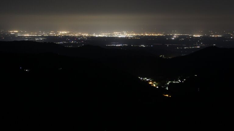 Dieses Bild zeigt eine Webcam-Aufnahme vom Achertal, aufgenommen am Freitag, den 20.06.2025 um 01:30 Uhr. Die Temperatur betrug 15°C.