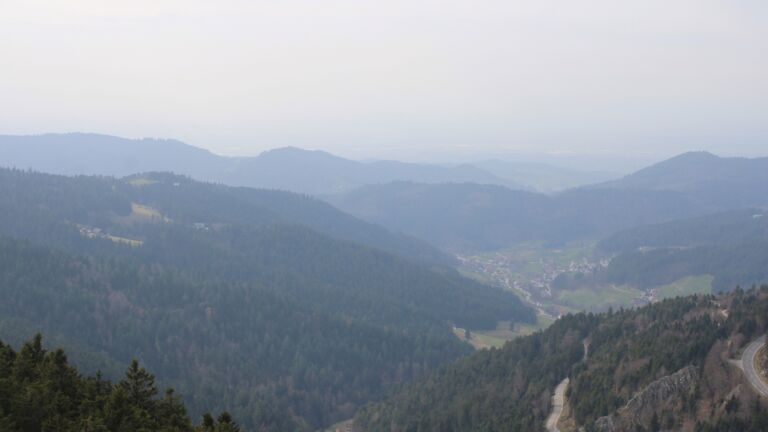 Dieses Bild zeigt eine Webcam-Aufnahme vom Achertal, aufgenommen am Dienstag, den 10.03.2026 um 14:20 Uhr. Die Temperatur betrug 10.1°C.