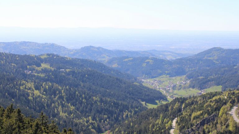 Dieses Bild zeigt eine Webcam-Aufnahme vom Achertal, aufgenommen am Donnerstag, den 23.04.2026 um 15:50 Uhr. Die Temperatur betrug 14.1°C.