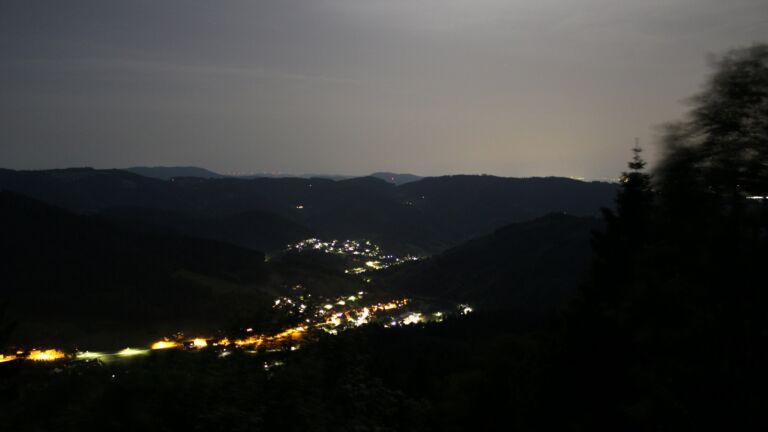 Dieses Bild zeigt eine Webcam-Aufnahme vom Achertal, aufgenommen am Sonntag, den 24.05.2026 um 23:20 Uhr. Die Temperatur betrug 21.7°C.