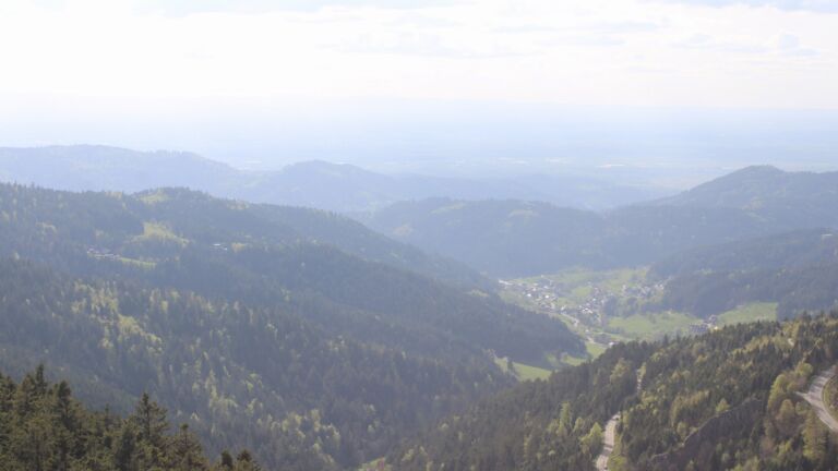 Dieses Bild zeigt eine Webcam-Aufnahme vom Achertal, aufgenommen am Sonntag, den 19.04.2026 um 17:30 Uhr. Die Temperatur betrug 8.6°C.