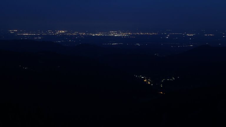 Dieses Bild zeigt eine Webcam-Aufnahme vom Achertal, aufgenommen am Samstag, den 28.06.2025 um 04:10 Uhr. Die Temperatur betrug 15.8°C.