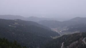 Dieses Bild zeigt eine Webcam-Aufnahme vom Achertal, aufgenommen am Freitag, den 14.11.2025 um 07:10 Uhr. Die Temperatur betrug 17.7°C.