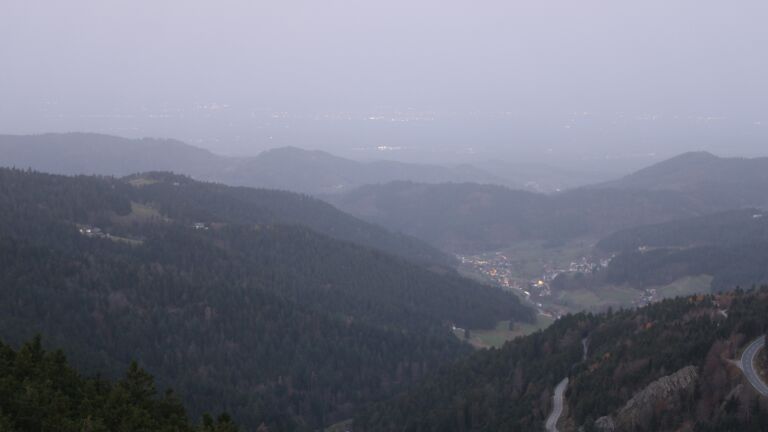 Dieses Bild zeigt eine Webcam-Aufnahme vom Achertal, aufgenommen am Freitag, den 14.11.2025 um 07:10 Uhr. Die Temperatur betrug 17.7°C.