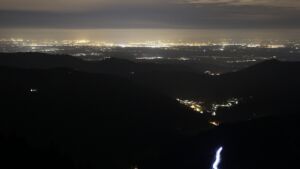 Dieses Bild zeigt eine Webcam-Aufnahme vom Achertal, aufgenommen am Freitag, den 10.04.2026 um 22:30 Uhr. Die Temperatur betrug 4.3°C.