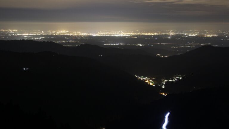 Dieses Bild zeigt eine Webcam-Aufnahme vom Achertal, aufgenommen am Freitag, den 10.04.2026 um 22:30 Uhr. Die Temperatur betrug 4.3°C.